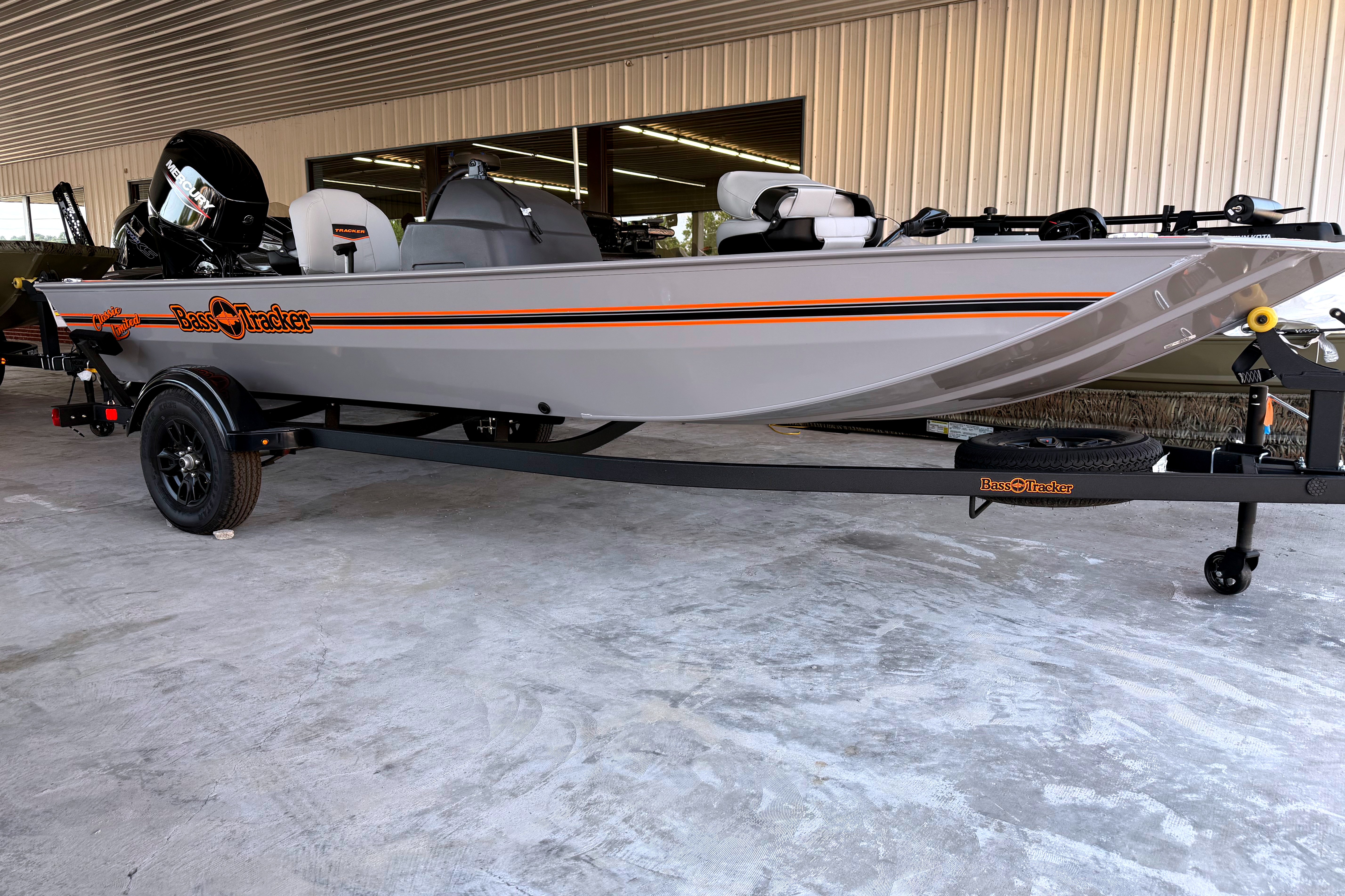 2027 TRACKER BASS TRACKER CLASSIC LIMITED | Bass Pro Shops
